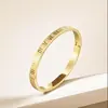 Pulseiras de Aço Titânio com Números Romanos da Moda para Homens e Mulheres, Pulseiras de Aço Inoxidável Bicolores da Moda que Podem Ser Gravadas