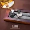 Brincos de Tarraxa Coração Estilo Ab com Laca Preta e Agulha de Prata para Mulheres, Luxo Leve, Simples, Modernos, Versáteis com um Toque Elegante e Sofisticado