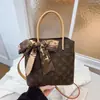 2026 Novo Modelo de Bolsa Saco Estampada Retro de Luxo Leve de Alto Valor para Mulheres, Bolsa de Ombro Transversal Casual Simples Estilosa de Nicho