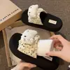 Chinelos de Bolinhas com Solado Grosso para Mulheres, Novo Estilo Verão 2026, Inspirados em Chanel, Adequados para Combinar com Vestidos, Sandálias Slide para Férias na Praia