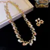 Ramas Plateadas y PerlasAretes y collar geométricos con forma de rama incrustados de diamantes, un accesorio de joyería lujoso y de alta gama para mujer