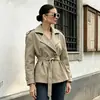 Trench coat FCB de comprimento médio estilo britânico para mulheres, coleção outono/inverno 2026, cor cáqui, de abotoamento duplo, com fechamento de amarração