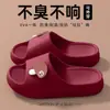 Pantuflas con sensación de pisar caca mujeres verano 2026 nuevo hogar doméstico baño ducha antideslizantes suela gruesa a prueba de olores sandalias hombres