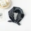 Pedidos Japoneses y Coreanos 58 Bufandas de Seda Bufandas Cuadradas Pequeñas Pañuelos para la Cabeza de Mujer Versátiles Estampado Paisley Bufandas de Algodón y Lino Venta al por Mayor Verano Estilo Delgado