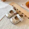 Sapatos para Crianças Meninas 2026 Primavera e Outono Novo Estilo Infantil Boca Rasa Solado Macio Lolita Sapatos de Uma Sola Menina Bebê Sapatos de Princesa com Pérolas