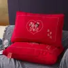 Um item essencial para recém-casados: um Par de Travesseiros de Edição Especial com Núcleos Macios, Confortáveis, Respiráveis e Amigáveis à Pele, Perfeito para Casais, em uma Cor Vermelha Vibrante para Casamentos