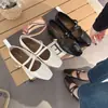 Sapatos Femininos Mary Jane Salto Bloco Tira Cruzada Estilo Francês Moda Primavera/Verão 2026 Sapato Único de Couro Salto Médio Bico Quadrado Elegante