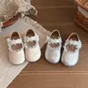 Zapatos de princesa, zapatos para niñas, nueva colección primavera/otoño 2026, zapatos de actuación estilo ballet para niñas pequeñas, zapatos pequeños versátiles de piel, zapatos sencillos para niños pequeños