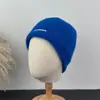 Gorro de Lana de Estilo Coreano con Letra Pequeña de Personalidad Suéter Color Sólido Otoño Invierno Cálido Protección para Orejas Gorro Tipo Cubo de Punto Versátil Gorro para el Frío Moderno