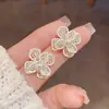 Brincos Stud Flor Pérola com Óleo Drip Nova Moda Primavera Versátil para Mulheres Elegantes Leve Luxo Simples Frescos Pequenos Brincos Atacado