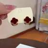 Aretes de Cuentas de Trébol de Cuatro Hojas Rojo Terciopelo, un Arete Versátil que se Puede Usar de Múltiples Maneras, Ofreciendo una Sensación de Lujo Ligero y Exclusividad de Gama Alta para Otoño e Invierno