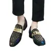 Sapatos Masculinos, Sapatos Casuais de Couro de Tamanho Grande para Venda Transfronteiriça, Sapatos de Couro Apontados Slip-On Rivet de Estilo Britânico Fashion, Sapatos Tendência de Couro Camurça