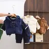 Conjunto de Invierno para Niños 2027 Nuevo Elegante Ropa de Invierno Engrosada para Niños, Chaleco Cálido y Sudadera Conjunto de Tres Piezas Moderno