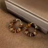 Outono e inverno vintage Maillard Tiger Eye Stone Ear Buckle Fashion Light Luxury High-end Sense Brincos 2024 Novos brincos quentes para mulheres