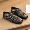 Novos chinelos femininos de pelúcia com fivela de cinto, sola macia e quente, slip-on de retalhos de inverno 2026 bico quadrado sapatos casuais confortáveis