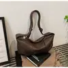 Bolsa Feminina 2025 Verão Nova Versátil Estilosa para o Trabalho Casual de Ombro Cruzada Retro Plissada Macia Bolsa de Axila