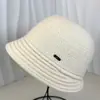 Sombrero de Pescador de Ala Ancha Cálido para Mujer Otoño e Invierno con Rayas Delanteras y Traseras, Logo Metálico, Simple y Versátil