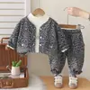 Conjunto de Roupa Infantil para Meninas Primavera e Outono 2026, Conjunto Jeans de Três Peças com Estampa de Leopardo para Crianças, Estilo Coreano Moderno para Bebês, Atacado