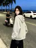Moletom com capuz listrado color block estilo preguiçoso popular estilo americano para mulheres, outono e inverno de 2026, forrado com fleece, jaqueta cardigã de caimento solto, moderno