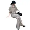 Conjunto de duas peças de malha com lapela e botões para mulheres, apresentando um top de manga longa com ombros caídos e modelagem solta e calças de cintura alta com cordão e perna larga, um look casual
