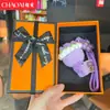 Producto Terminado de Ganchillo Hecho a Mano, Llavero de Ramo de Flores de Hilo, Flor de Rosa Creativa Flor Artificial Colgante para Bolsa, Regalo para el Día del Maestro