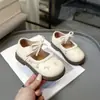 Sapatos de couro fechados para meninas, Nova Coleção Primavera 2026 Estilo Coreano Laço de Pérola Modernos e Versáteis Sapatos Casuais de Princesa