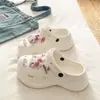 Aumento Exclusivo de Altura para Pessoas Baixinhas Pantufas Versáteis Fechadas Fofas de Desenho Animado em EVA, Tamancos Respiráveis Populares