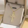Colar Feminino Colorido Zircônia Joias Design de Nicho Pingente Cruz Completo em Diamante Colar Corrente de Clavícula em Aço Inoxidável