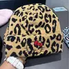 Nuevo Sombrero de Lana Kt Jacquard Bordado Estampado de Leopardo Engrosado Protección para Orejas Invierno Mujer Exterior Sin Visera Cálido Tejido