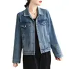 Foto real de una chaqueta corta de mezclilla azul retro, de corte holgado, casual para mujer, de manga larga, chaqueta de mezclilla adelgazante, top versátil para primavera y otoño