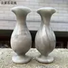 Um Par de Vasos Grandes de Pedra Natural Feitos de Mármore Branco, Castiçais de Pedra, Arranjos de Flores, Oferendas Sacrificiais e Incensários para Túmulos