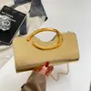 Bolsa transversal texturizada única e estilosa, bolsa de corrente de moda nicho, nova bolsa quadrada pequena casual da moda outono 2026