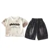 Conjunto de Verão com Manga Curta para Meninos 2026 Novo Estilo Crianças Conjunto de Duas Peças com Gola Redonda e Letras Verão Bebê Crianças Atacado Tendência