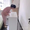 Armario de almacenamiento minimalista y moderno para dormitorio, adecuado para apartamentos pequeños, en una paleta de colores cremosos, con cinco cajones y múltiples estantes