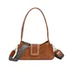 Bolsa de ombro larga com alça larga para outono, estilo retrô, para o dia a dia, feminina, nova de 2023, com textura plissada, bolsa quadrada pequena, bolsa de ombro versátil