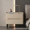 Mesa de Cabeceira Multifuncional com Painel de Pedra 2026 Novo Luxo Leve Sensação de Alto Padrão Armário de Quarto de Casa Pequeno Madeira Maciça Estilo Creme