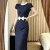 Vestido feminino de verão longo, elegante, com bloqueio de cores transfronteiriço, gola redonda, detalhe de laço, estampa de bolinhas, mangas curtas, corte reto acinturado.
