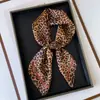 Pañuelo Versátil de Seda Artificial con Estampado de Leopardo Transfronterizo Europeo y Americano Bufanda Cuadrada Pequeña Bufanda Chal de 70 cm Bestseller de Amazon