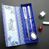 Porcelana azul y blanca vajilla tenedor cuchara 2 piezas mango de cerámica acero inoxidable cuchillo tenedor cuchara de sopa vajilla palillos regalo caja de regalo