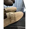 ¡Hebilla dorada pequeña! La colección otoño/invierno 26 es muy esperada. Mocasines retro de piel de becerro mate, zapatos casuales de una sola pieza, H091515