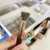 Pincel para Colorete de Color Punto de Lana Cangzhou Pelo Animal Súper Suave Grande Borde Chispeante Sin Bordes Iluminador Ajuste Atmósfera Natural