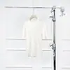 Top de Malha Warren Sea Dragon Mona Elegante de Corte Justo com Mistura de Lã e Seda, Gola Redonda, Manga Curta para Mulheres