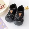 Sapatos respiráveis para bebês aprenderem a andar, sapatos internos antiderrapantes para bebês em fase pré-andagem, com sola macia protetora, para meninos e meninas, modelos de primavera e outono para crianças