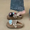 Pantuflas Casuales Cerradas Lindas de Dibujos Animados de Otoño para Mujer 2026 Nuevas Versátiles Pantuflas de Suela Gruesa que Hacen que los Pies Parezcan Más Pequeños, Estilo Birkenstock