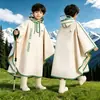 Impermeable infantil para niños y niñas, especialmente diseñado para estudiantes de primaria, protección completa contra la lluvia con espacio para mochila, poncho de lluvia estilo capa al por mayor