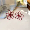 Aretes de Tachuela con Diseño de Puntos Florales Huecos en Pintura en Aerosol Plateada, Aretes de Sentido de Diseño de Nicho, Aretes para Salidas y Fotografía con Atmósfera, Venta al por Mayor