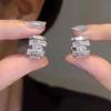 Pendientes Exquisitos y de Moda con Circonita en Forma de C Modelo Nuevo 2026 Exquisitos Simples Súper Brillantes de Gama Alta Elegantes Versátiles