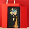 () Caja de Regalo con Marcapáginas Metálico para el Día del Maestro con Texto Grabado Estilo Chino, Presentando el Tema de las Enseñanzas de los Maestros Difundiéndose por el Mundo, Inspirada en los Productos Culturales y Creativos de la Ciudad Prohibida