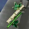 Broche de Bambu Personalizado de Alto Padrão Novo Estilo Chinês para Mulheres, Broche de Cristal Verde de Luxo Leve, Alfinete para Casaco Qipao, Acessório Fixo