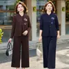 Elegante e estiloso conjunto de três peças para mães, perfeito para primavera e outono, apresentando uma peça externa da moda, uma camada interna versátil e calças de perna larga, criando um visual jovem e que desafia a idade.